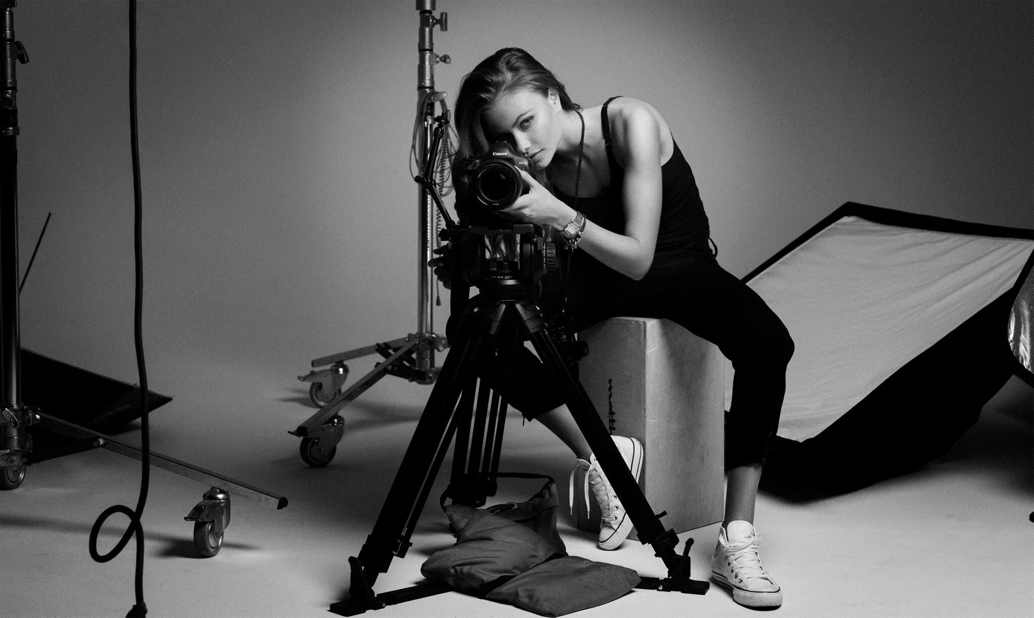 Оригинальная фотосессия на улице. Модель позирует фотографу. Фотограф в странной позе. Поза фотографа при съемке. Фотограф позы.