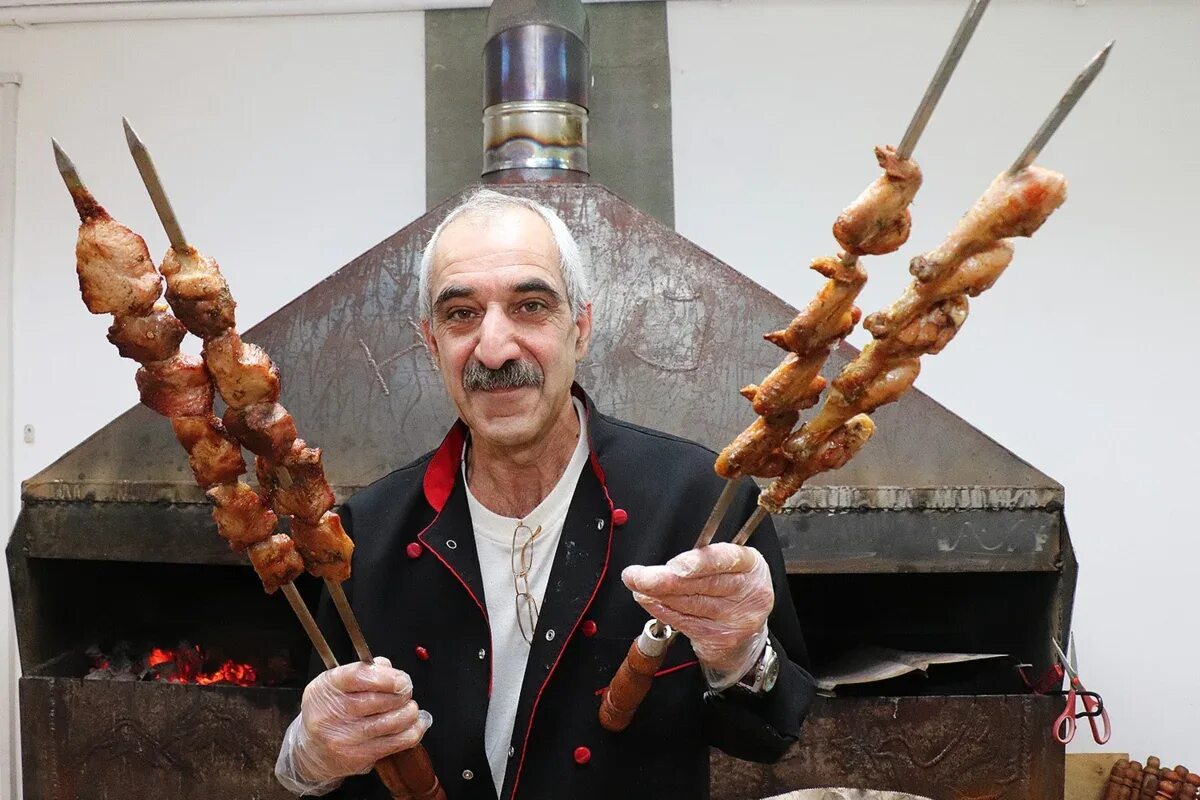 Армянин жарит шашлык. Армянин с шашлыком. армяне жарят шашлык. шашлычник грузин.