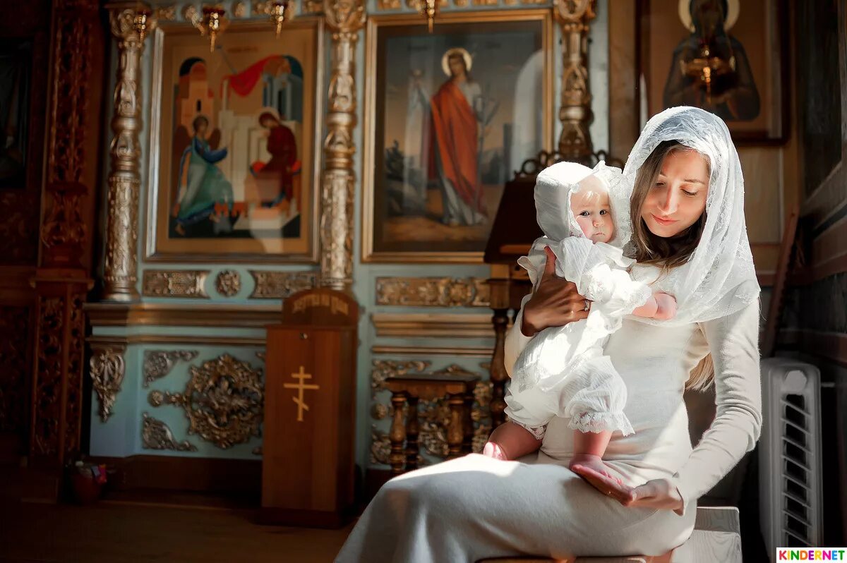 можно крестить беременным женщинам. храм живоначальной троицы в борисово крещение ребенка. можно крестить беременным женщинам. крестины. крещение младенца в храме.