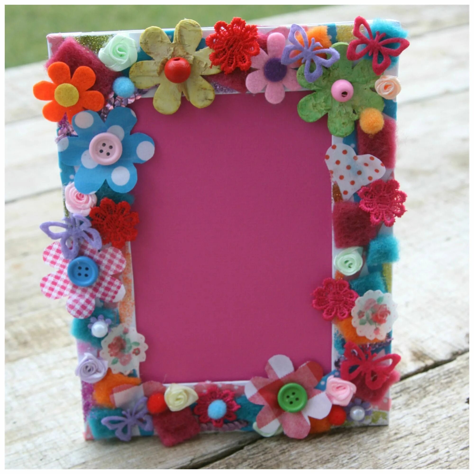 фоторамка из квиллинга. декор рамки. украшение фоторамки. украшение фоторамки. рамочка поделки.