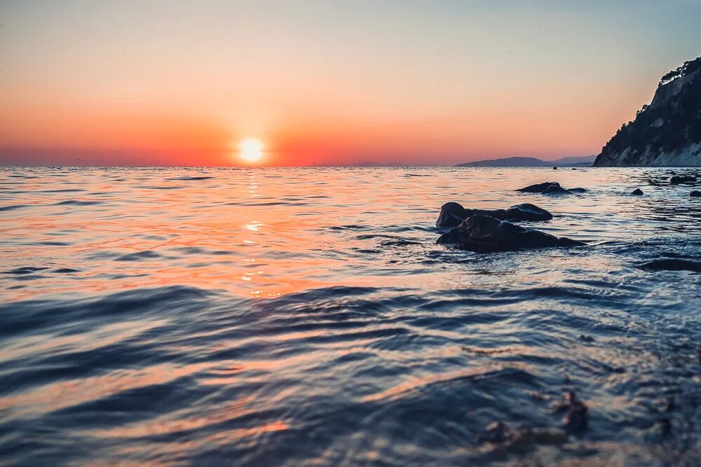 Теплые моря в июле. Теплое море. красивое теплое море. красота российского моря.