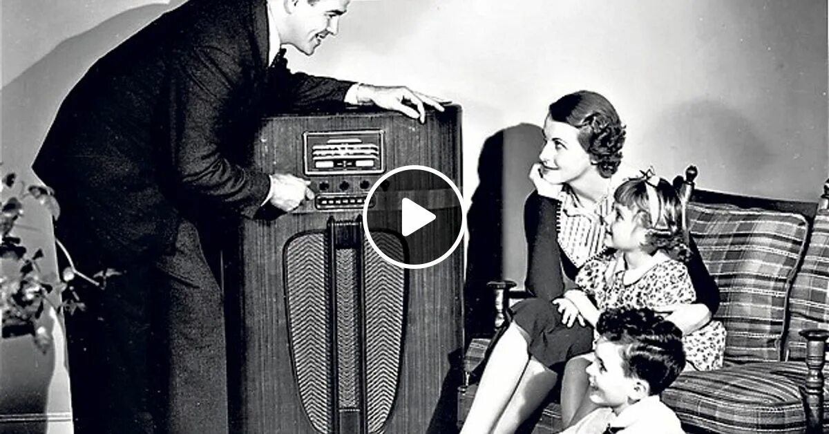 She listen to the radio. Радиовещание 1920. Радио США 1920. Человек радио. Радио 1920 годов.