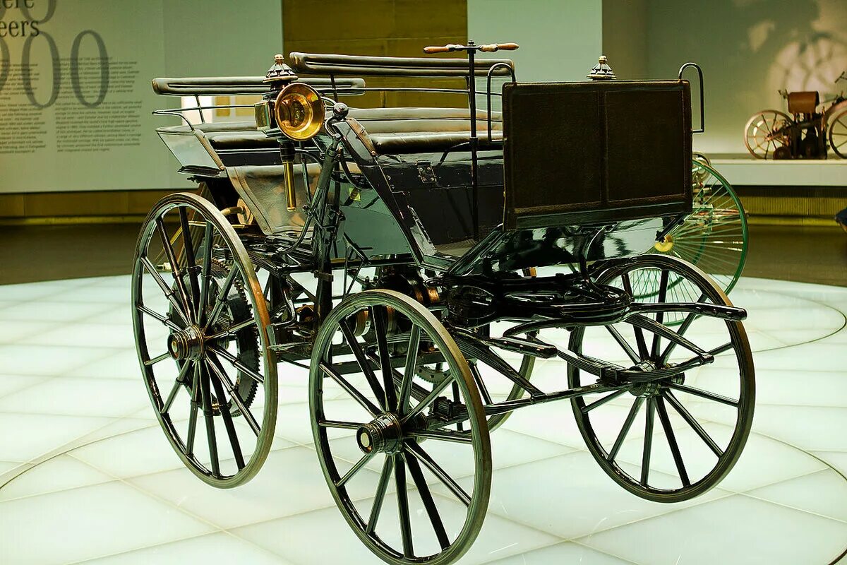 Первый автомобиль внутреннего сгорания. Готлиб Даймлер первый автомобиль. Автомобиль Даймлера 1886. 1885-1886 Бенц и Даймлер. Daimler Motorkutsche (моторизованная карета Даймлера),.