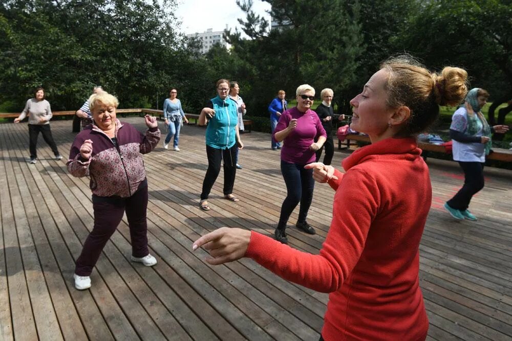 Долголетие на горьковской. Танцы в парке. Московское долголетие в парках. Московское долголетие занятия на свежем воздухе. Цигун в парке.