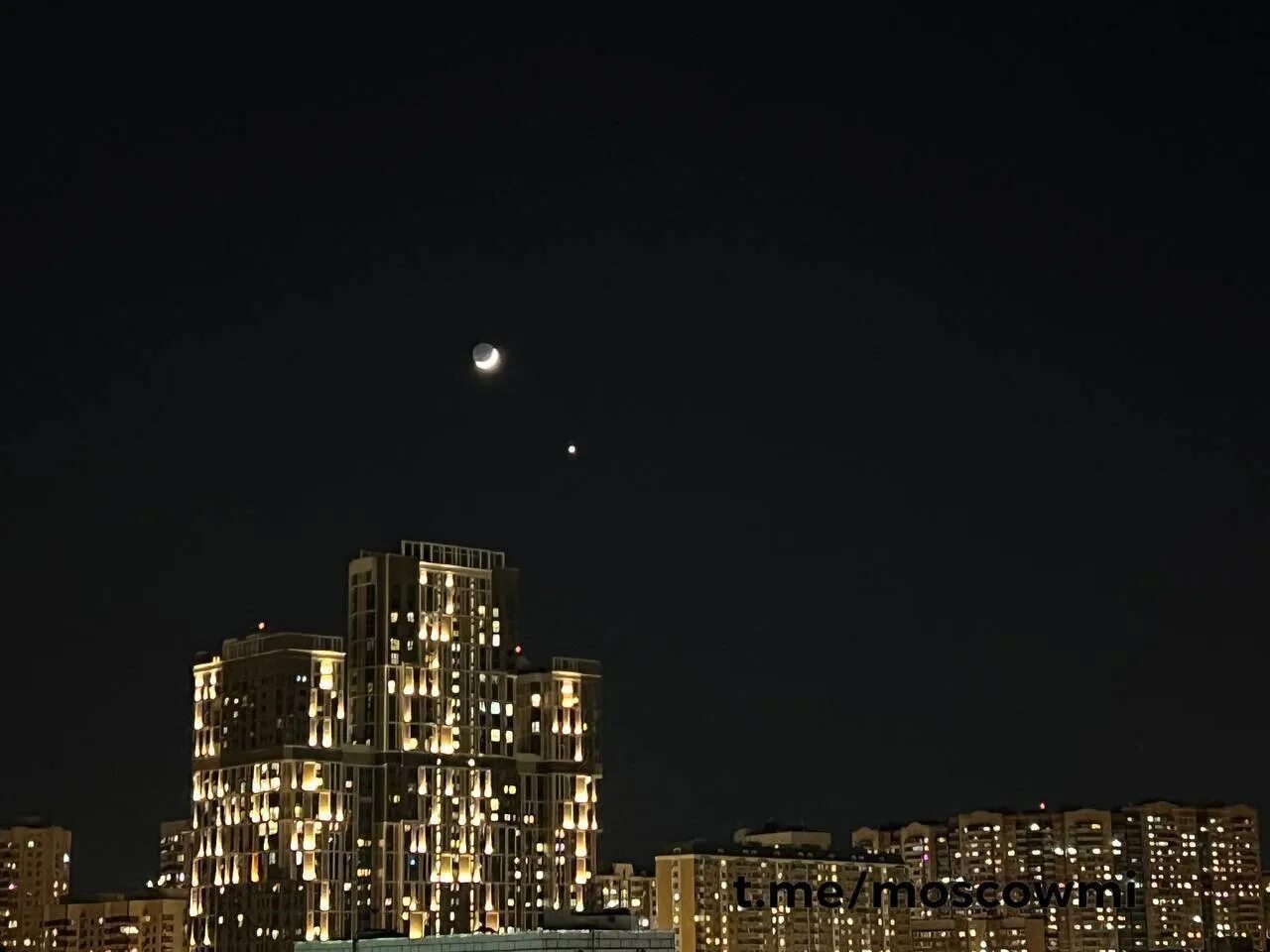 Небо москвы сегодня. Москва ночью. ночь луна. ночное небо москвы. ночная луна.