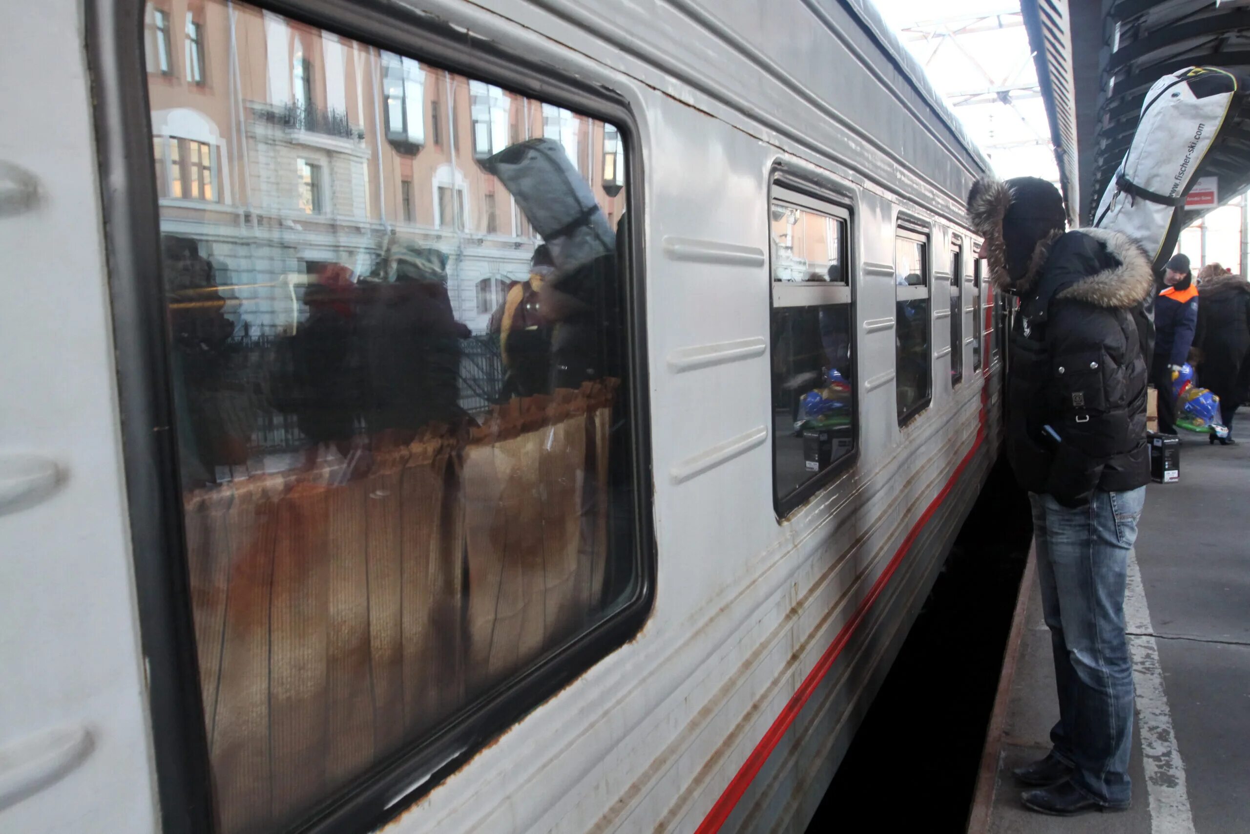 Спб владикавказ поезд. Поезд метро. Российские поезда. Поезд на вокзале. Поезд дальнего следования.