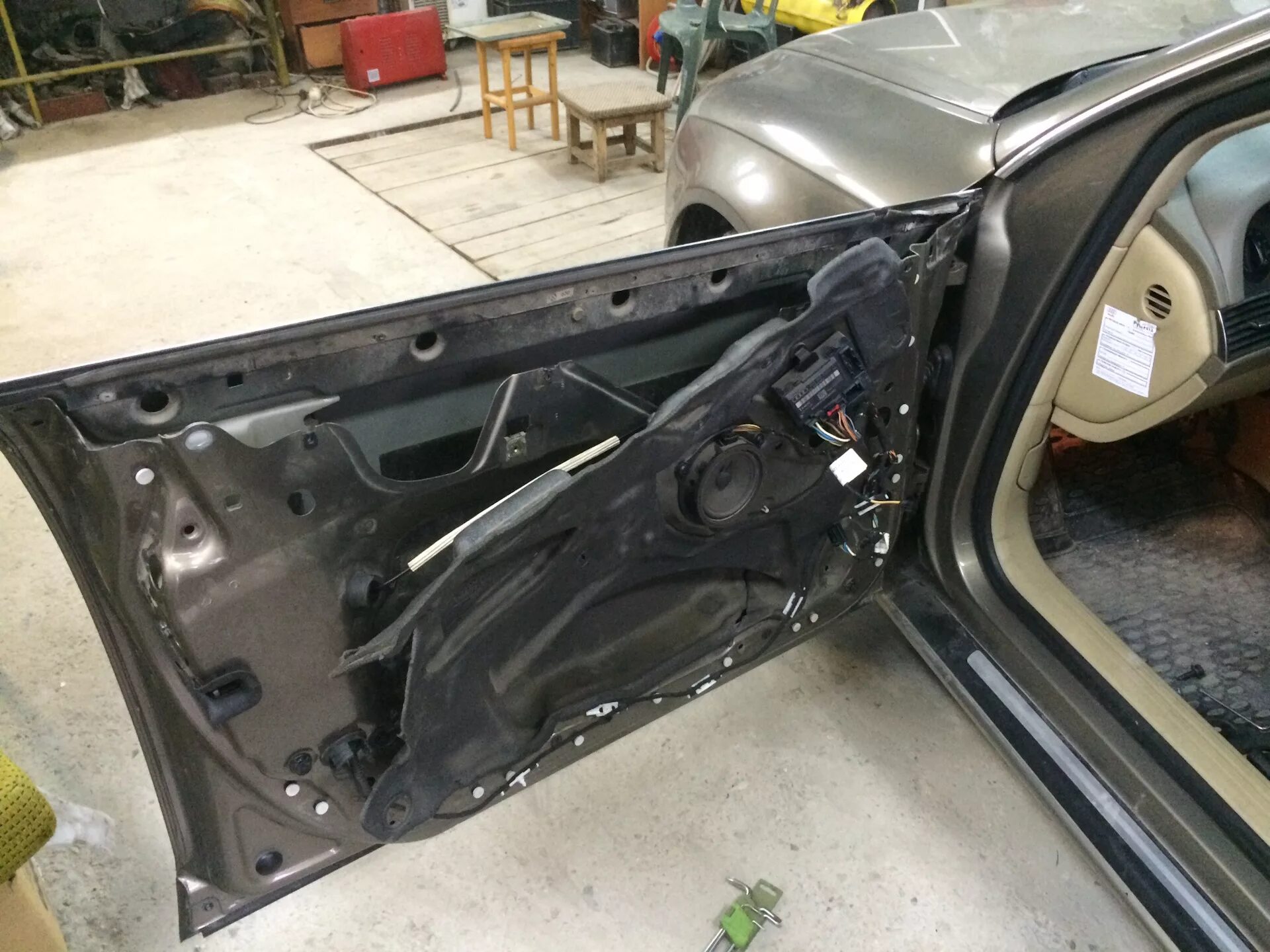 дверь ауди а4 б6. штатные шторки задних дверей ауди а4 2008. водительская дверь audi a6 c5. ауди а6 с5 крепление дверной карты. дверь ауди а6.