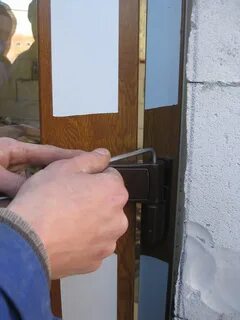 Как подтянуть пластиковую дверь входную