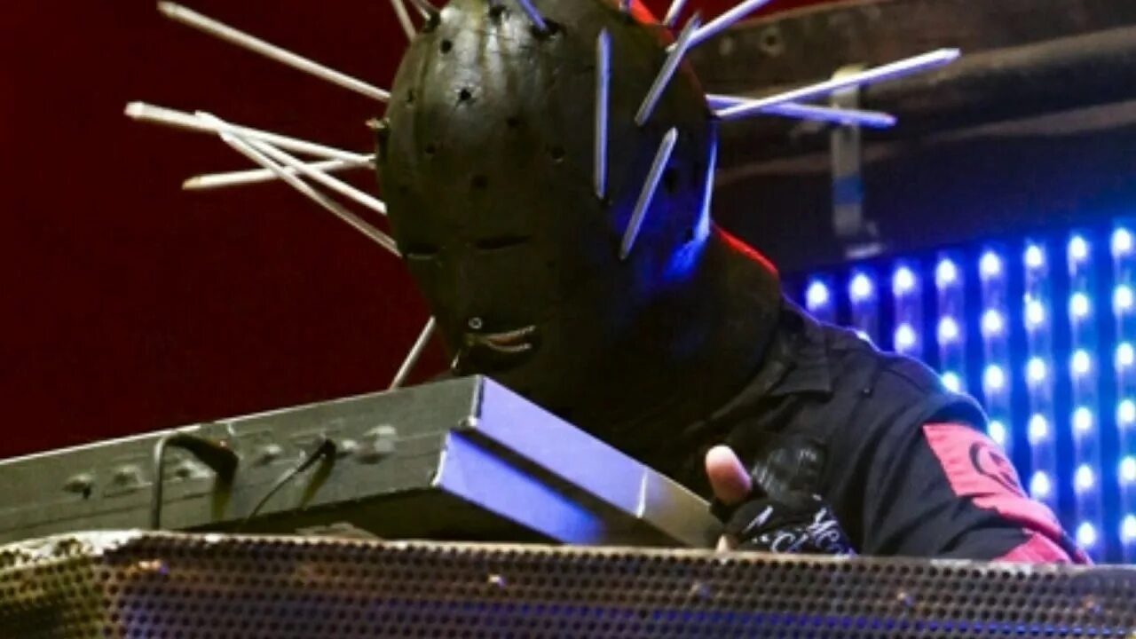 Джонс крейг маски slipknot. Крейг джонс слипкнот. Slipknot крэйг джонс маска. Slipknot крэйг джонс маска. Крейг джонсон slipknot.