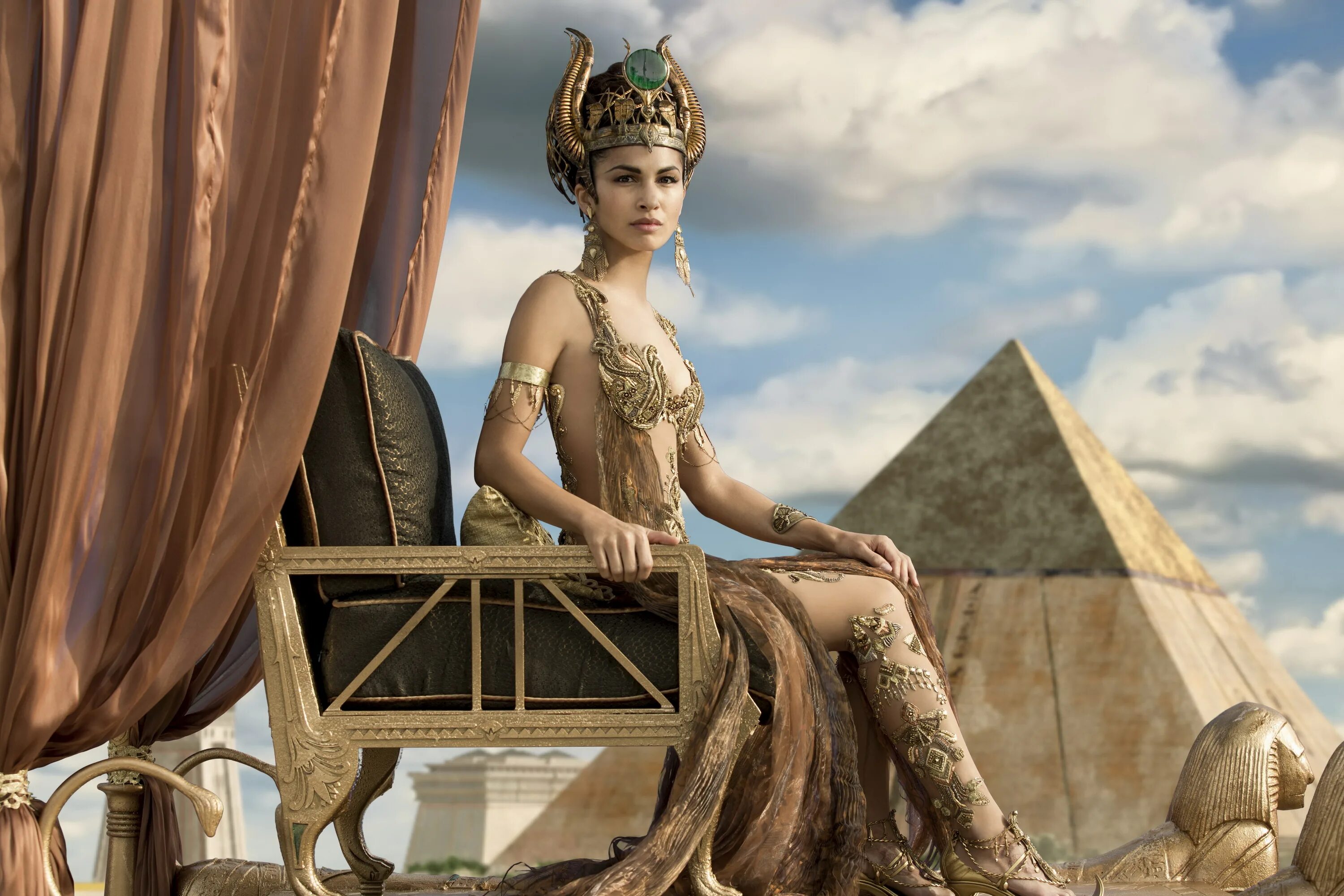 Боги египта. Хатор Элоди Юнг боги Египта. Elodie Yung боги Египта. Хатор богиня Египта фильм. Элоди Юнг Hathor.