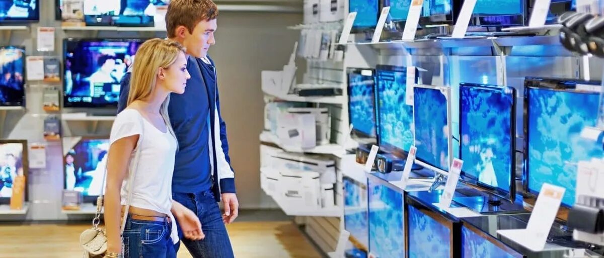 Покупатели бытовой техники и электроники. Покупатель в магазине электроники. Люди в магазине электроники. Люди в магазине бытовой техники. Продавец бытовой техники.