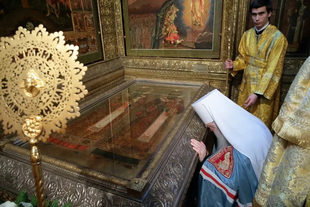 Суздаль мощи святых. Сретенский монастырь мощи иллариона. мощи святителя иова в успенском соборе московского кремля.