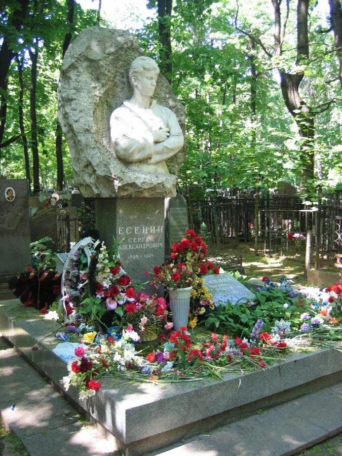 Могила сергея есенина на ваганьковском. Есенин похоронен на ваганьковском. Ваганьковское кладбище есенин. Ваганьковское кладбище есенин. Могила сергея есенина.