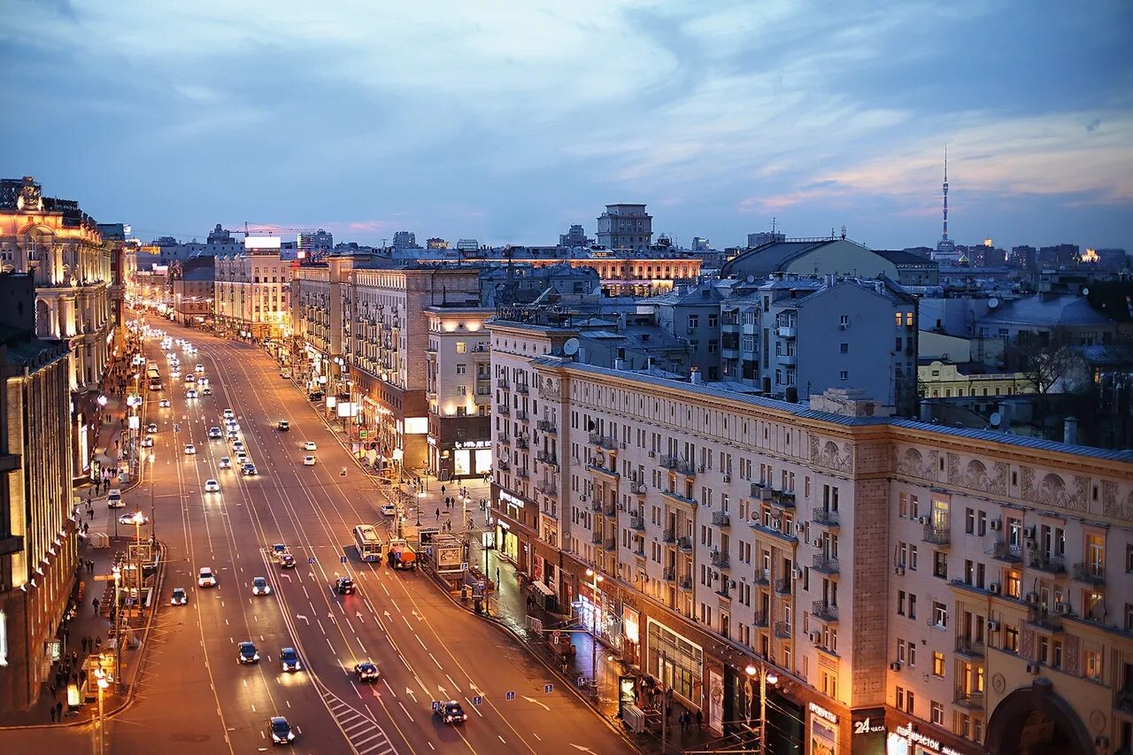 С этой улице нужно было. Тверская улица. Главная улица Москвы Тверская. Тверская улица 2002. Тверская улица панорама.