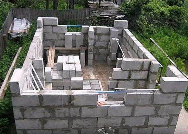 Баня с газоблока 5на4. Баня 6х5 из керамзитобетонных блоков. Баня из пеноблока своими руками пошаговая инструкция. Баня 4. Баня из газобетона 3 на 5.