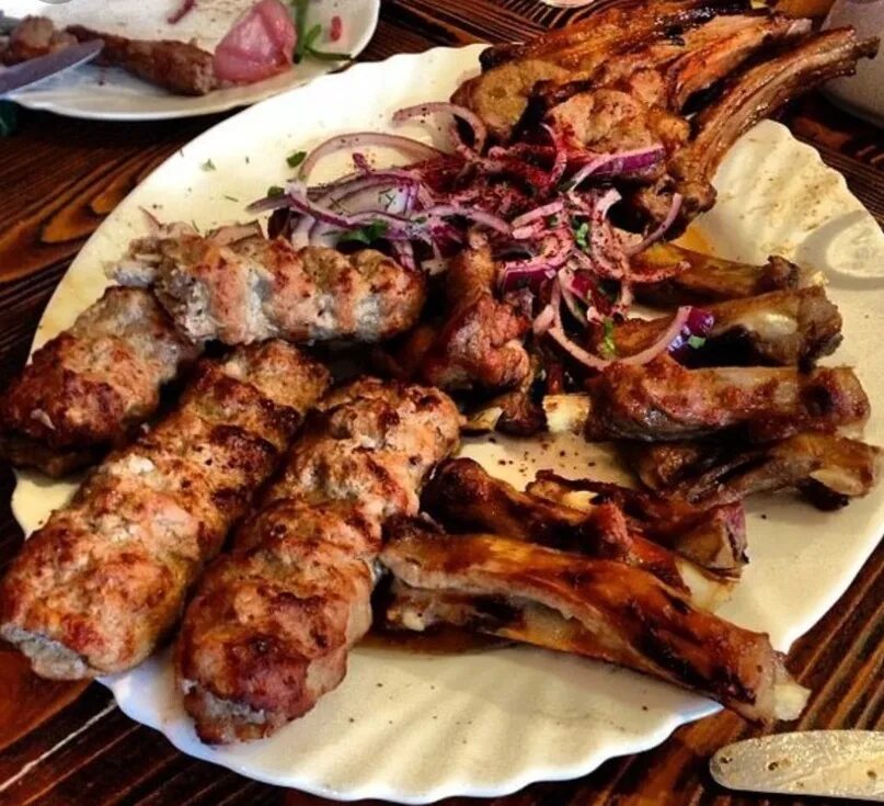 Мир шашлыка городец. Кафе вьетнамской кухни в омске. Шашлычный мир даховская. Меню шашлычки. Шашлык из кафе на столе.