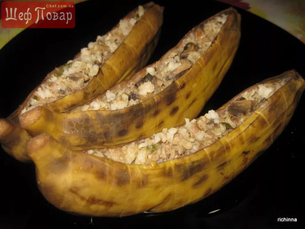Рецепт банановой кожуры. Запеченный банан в кожуре. Блюда из банановой кожуры. Мясо на банановой кожуре. Мясо запеченное в шкурке банана.