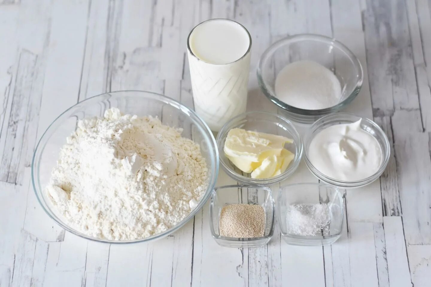 Творог мука сахар рецепт. Дрожжи в твороге. Сухая сметана. Творог с сахаром и изюмом. Мука яйца ваниль.