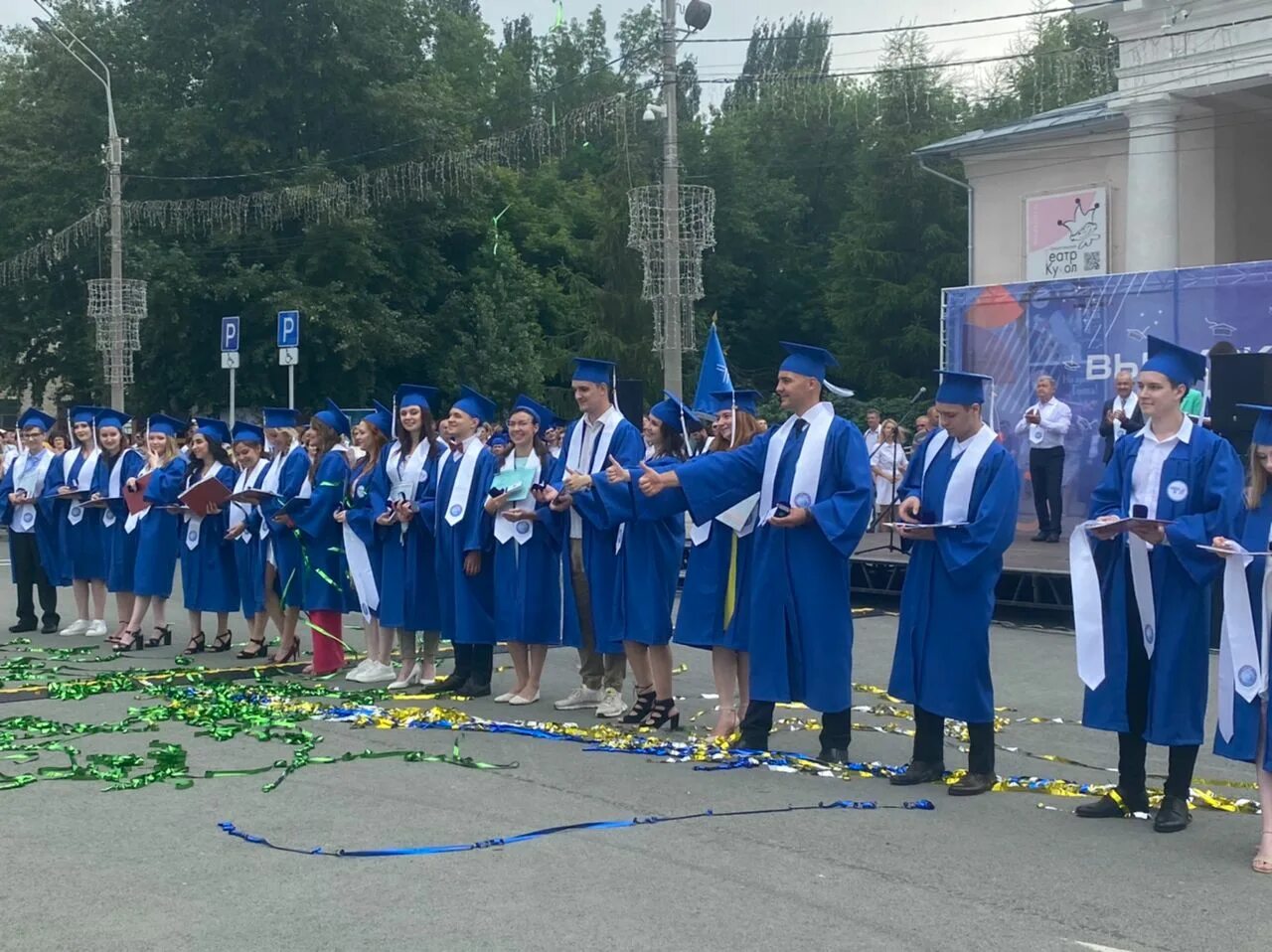 ТГУ выпуск Тольятти. Выпускники ТГУ Тольятти. Тольяттинский университет Тольятти. Торжественный марш студентов ТГУ на площади свободы. Новости тольятти 24