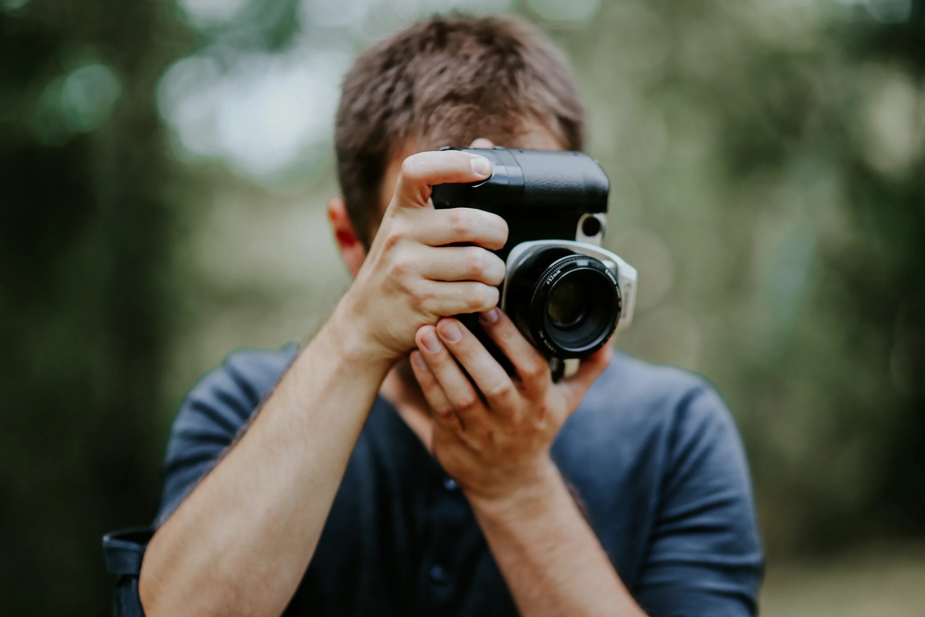 Изображение даваемое фотоаппаратом. Парень с фотоаппаратом. Парень с фотоаппаратом в руках. Чувак с камерой. Фотограф с фотоаппаратом.