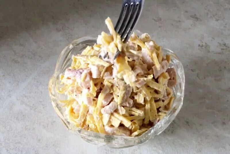 Салат курица блины лук. Салат с яичными блинчиками и копченой курицей. салат с блинчиками и курицей копченой. салат с блинами и копченой курицей. блинный салат с копченой курицей.