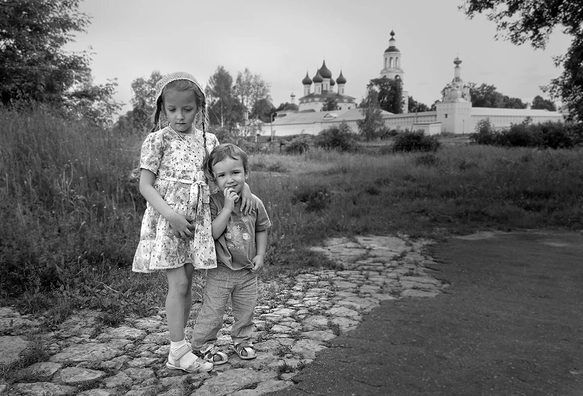 Младший брат войны. Деревенская сестра. С сестрой в деревне. Братья и сестры Деревенские. Брат и сестренка в деревне.