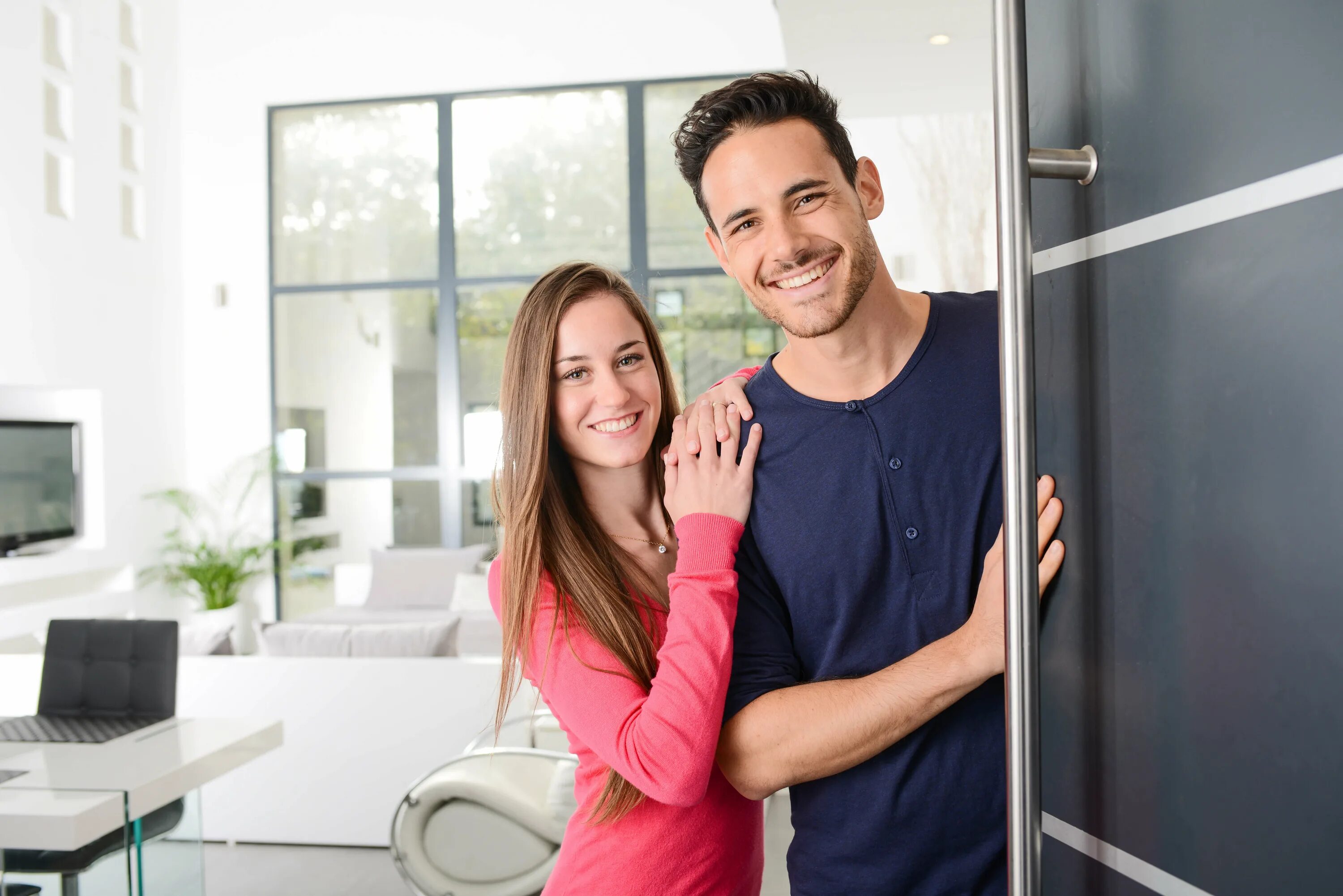 Фотосессия в спальне для двоих идеа. Семья, дом. Real home couple. Счастливая семья с ключами от квартиры. Real home couple.