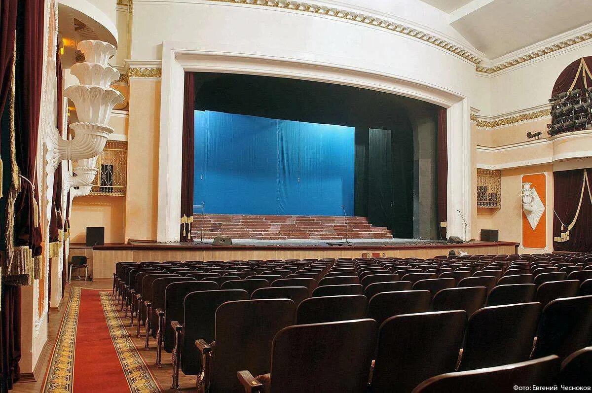 акустик виолет актовый зал. московский театр мюзикла зал. освещение зрительного зала. моковский тетар мюзикл. потолок для конференц зала.