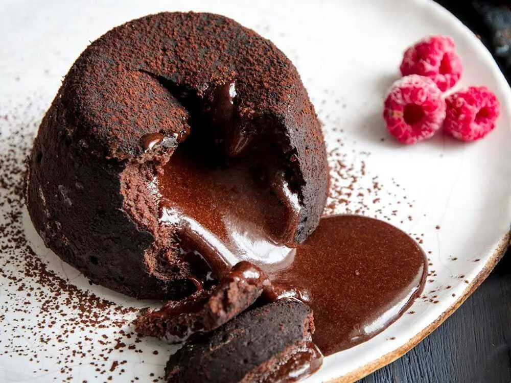Шоколад внутри. Десерт шоколадный фондан. Пирожное шоколадный фондан. Шоколадный фондан кекс. Фондан шоколадный с жидкой.