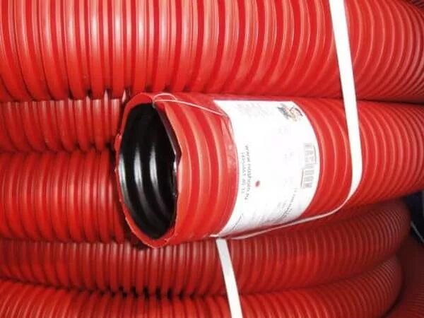 Кабельная канализация из труб бнт-110. Пнд труба для кабеля в земле. Прокладка трубы гофрированной в земле. Пнд труба для кабеля в земле электро. Прокладка трубы гофрированной в земле.