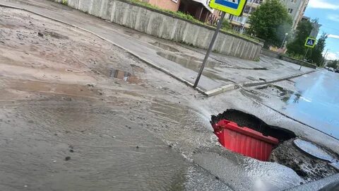 Узкая дорога была покрыта проваливающимся