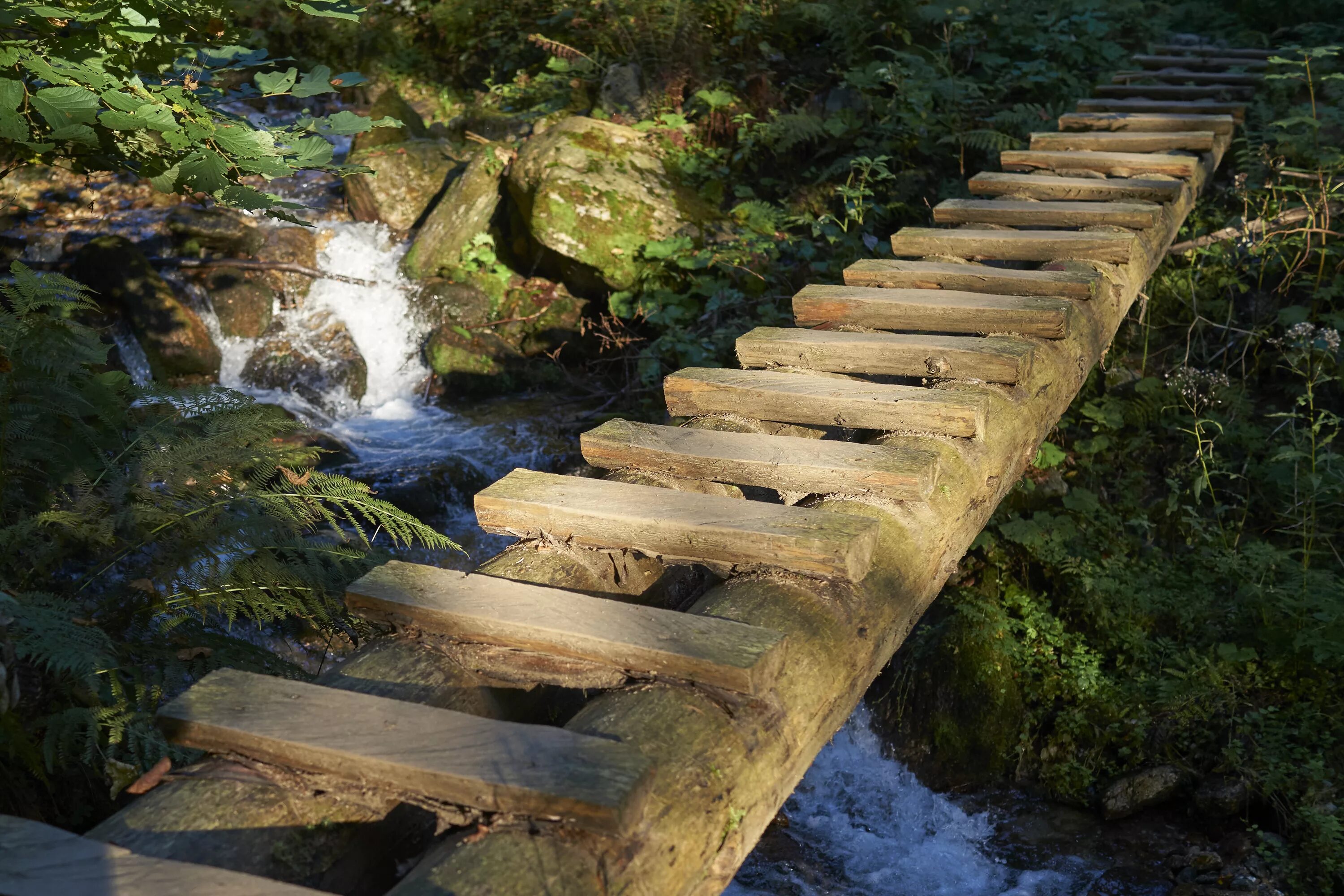 Лестницы на речке. Ручей Хейнуойя. Деревянный мост. Деревянный мостик. Деревянный мост через реку.