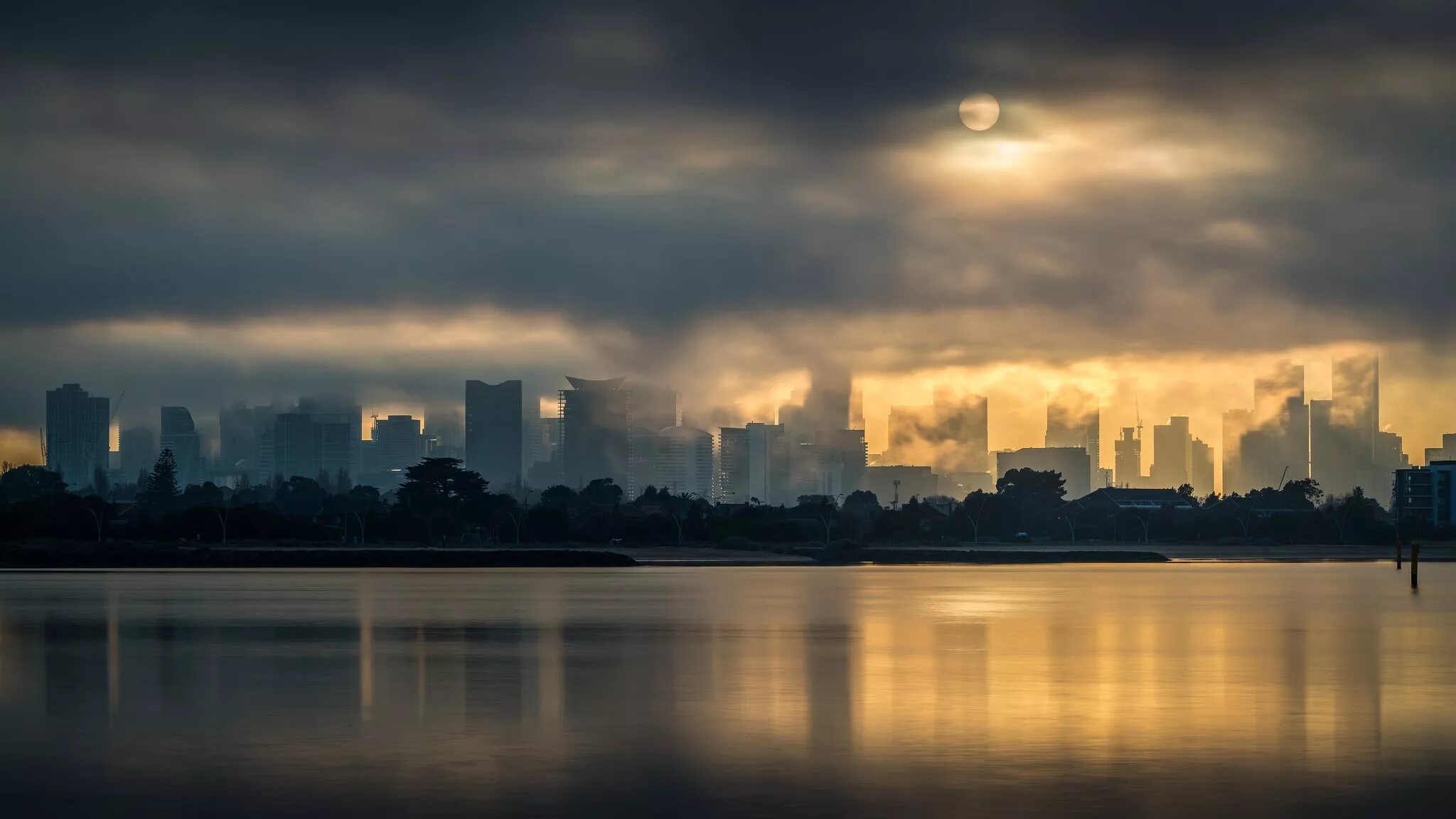 сансет парк нью-йорк. сумерки в городе. город издалека. Away. City far image.