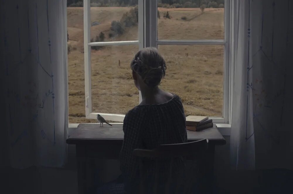 Женщина в окне. Девочка сидит у окна. Женщина грустит. Геншин окно. Девушка у окна.