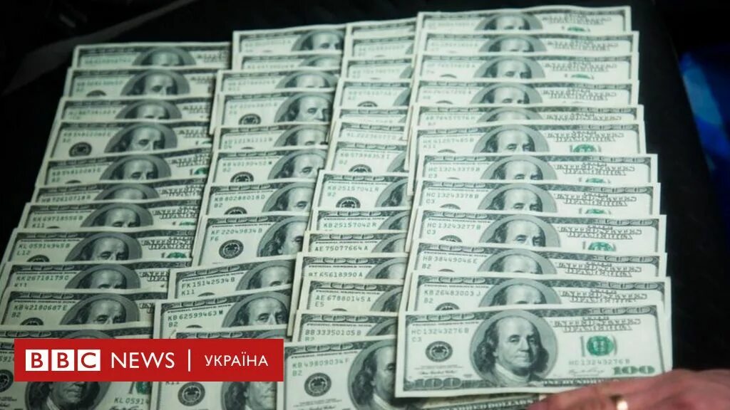 1000 миллионов долларов. Изъятые пачки денег. 100 тысяч долларов. Как выглядит 200 тысяч долларов. Деньги на столе.