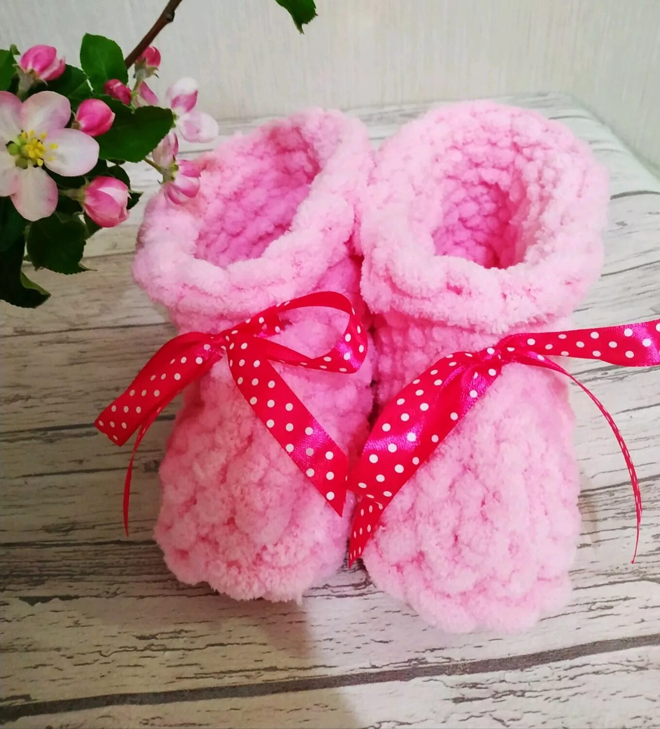 Сапожки из плюшевой пряжи. Тапочки сапожки крючком из плюшевой пряжи. Вязаные детские сапожки. Сапожки из плюшевой пряжи. Сапожки из плюшевой пряжи.