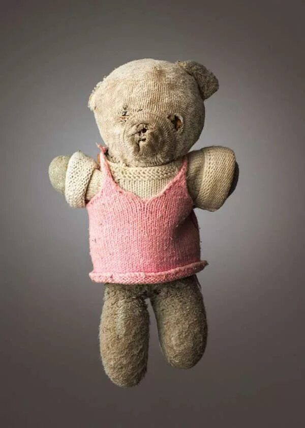 Фотограф марк никсон. Старые мягкие игрушки. Антикварная такса штайфф. Очень старые игрушки. Музей игрушки великий новгород.