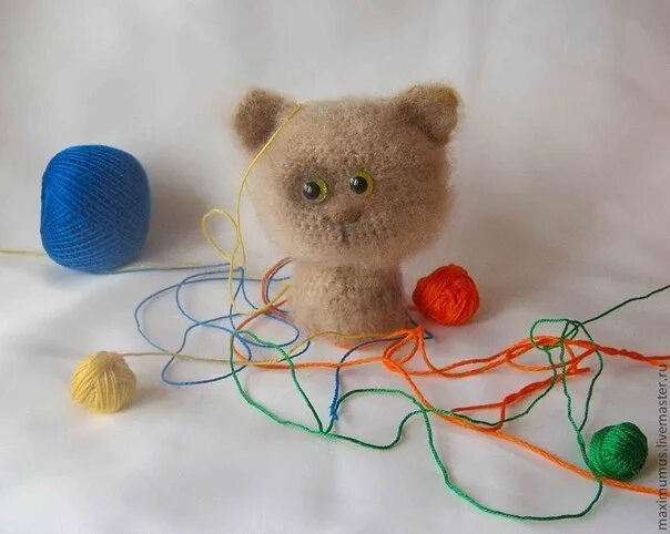 Котик из ниток. Игрушки из пряжи. Нитки для игрушек. Игрушки из ниток для вязания. Простые игрушки из ниток.