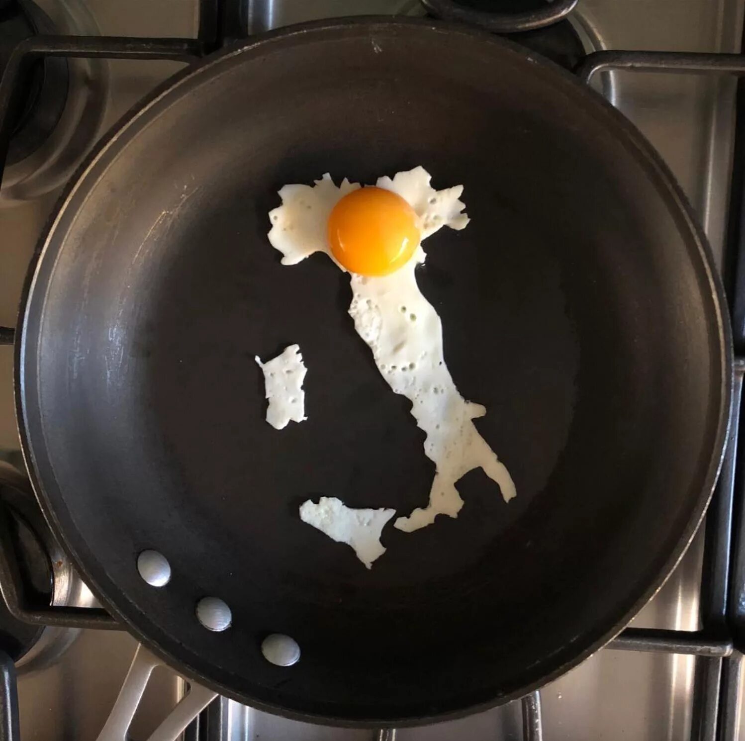 подлая яичница. подлая яичница. яичница прикол. сковородка для яичницы. прикольная яичница.