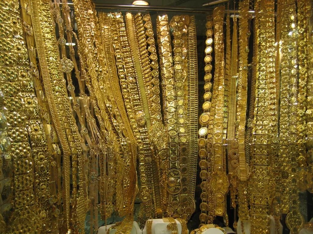 Золотой продажа золота. Gold Souq Дубай. Золотой рынок Gold Souk. Серьги Дубайский золотой рынок. Цепочки Дубайский золотой рынок.