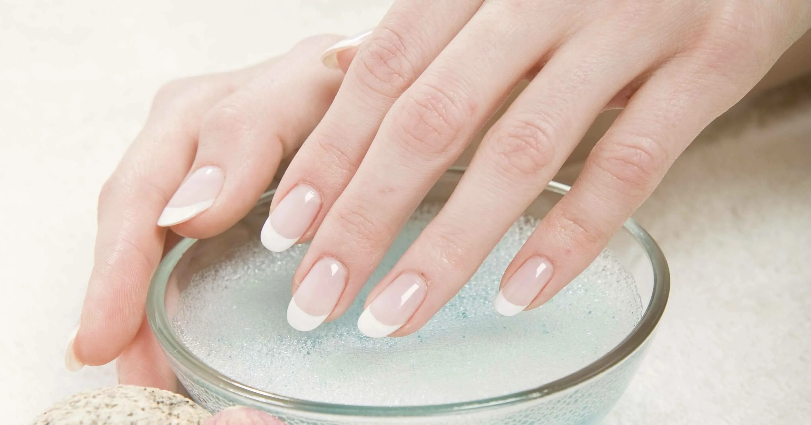 Укрепляющий гель лак для ногтей. Покрытие ногтей биогелем. Биогель для укрепления ногтевой пластины. Ванночки для ломких и слоящихся ногтей. Что такое укрепление ногтей в маникюре.