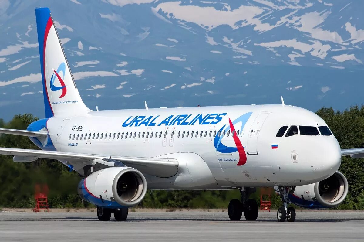 Какие самолеты в мае. Уральские Аирлинес самолет. A330 Ural Airlines. Самолет авиакомпании Урал Эйрлайнс. Airbus a 320 на взлете.