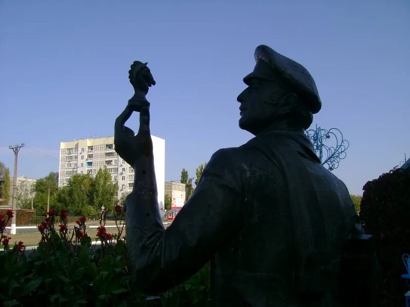 Элиста остап бендер статуя. Памятник остапу бендеру в элисте. Остап бендер элиста. Памятник остапу бендеру в калмыкии. Бендера элиста.