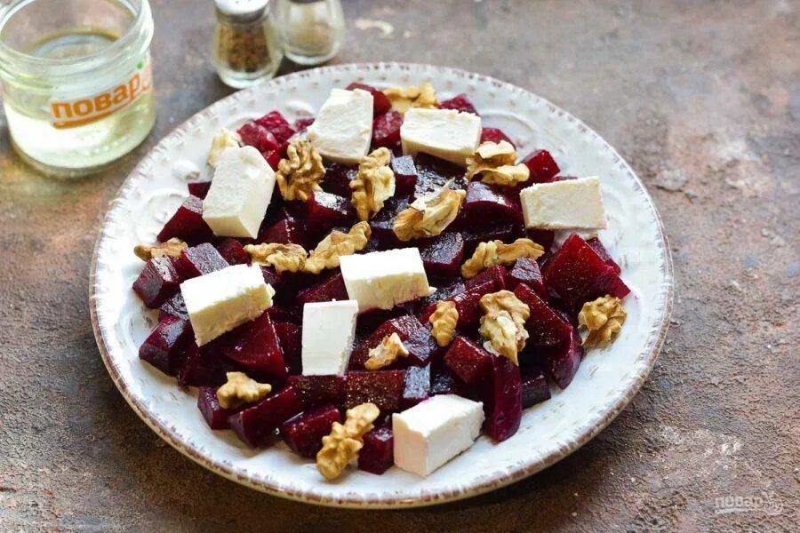 Салат из свёклы с сыром фета. Салат из свеклы с фетой. Салат свекла руккола фета. Салат свекла фета грецкие орехи. Салат свекла фета грецкие орехи.