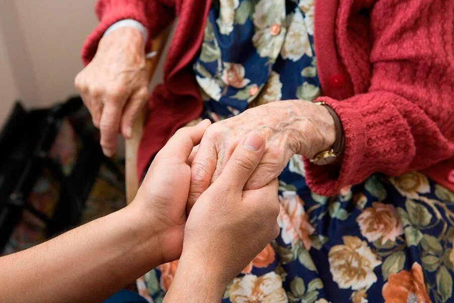 Соц работник. Поддержка пожилых людей. Социальная поддержка пожилых людей. Фото милосердие и доброта. Забота о пожилых родителях.