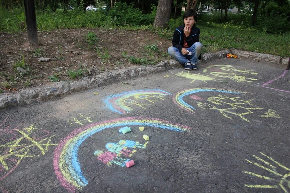 Конкурс рисунков на асфальте ко дню семьи. Рисование мелками на асфальте. День семьи конкурс рисунков на асфальте. День семьи конкурс рисунков на асфальте. Рисунки на асфальте.