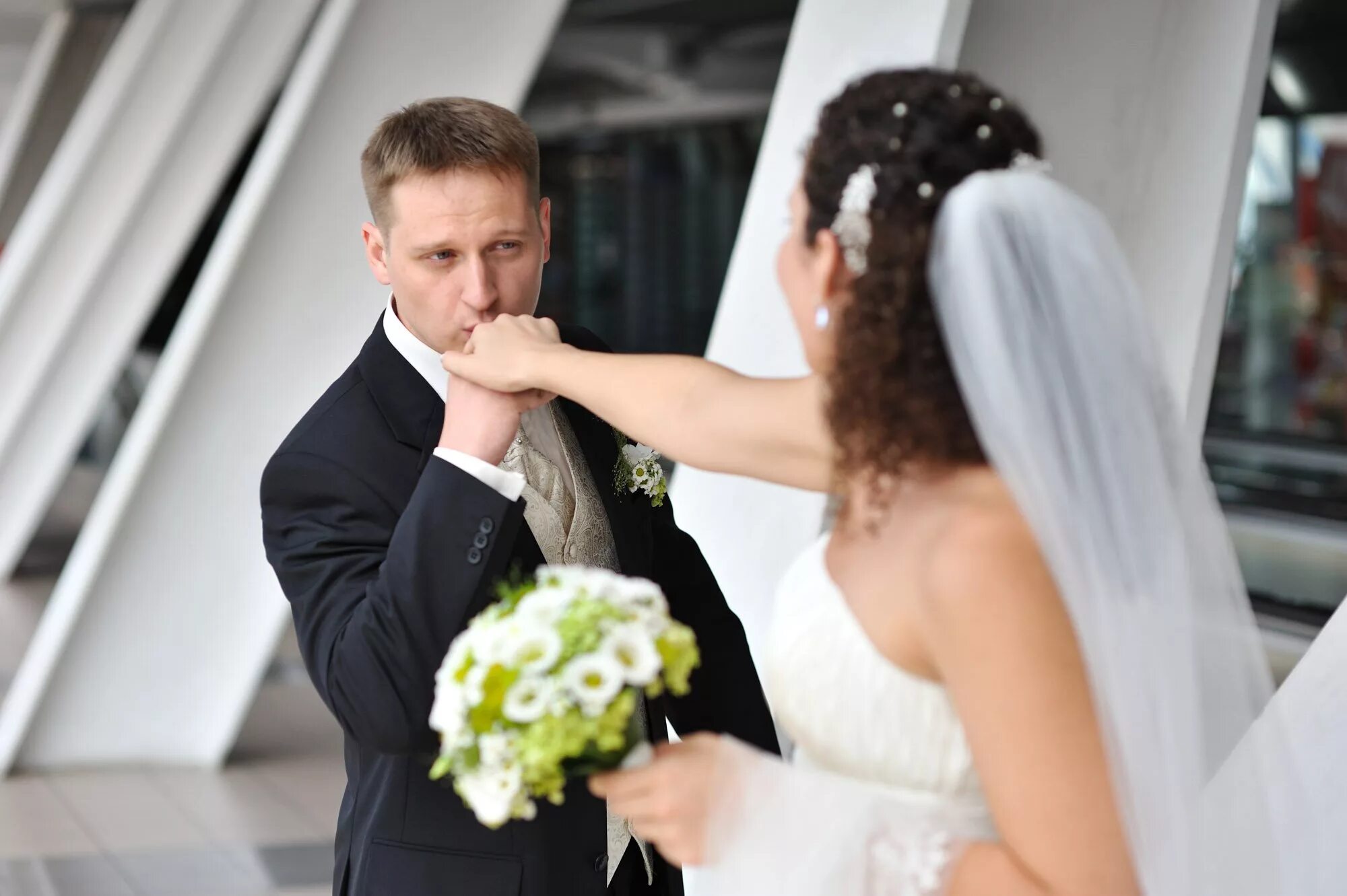 Молодожены. Жених и невеста. Невеста блондинка с женихом лицо в кадре. Свадьба невеста. Счастливая невеста.