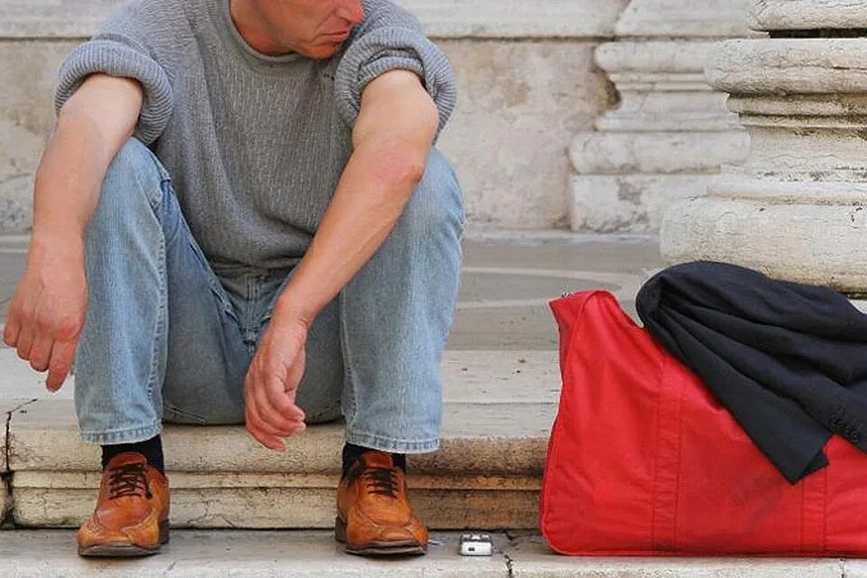 Мужчина в квартире. Он уже переехал. Мы переехали баннер. Он уже переехал. Он уже переехал.