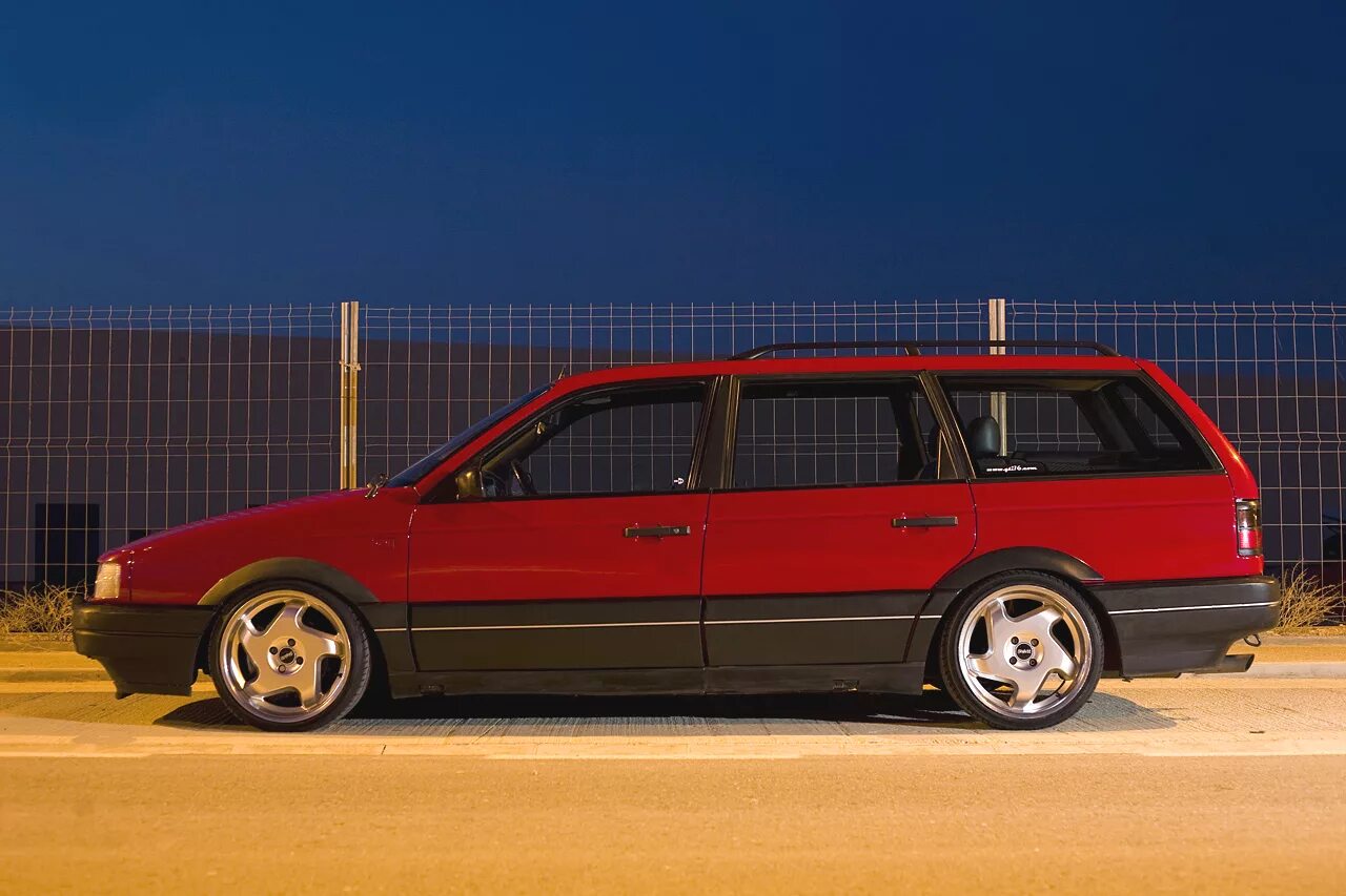 Пассат в3 универсал. Volkswagen Passat b3 универсал. Фольксваген Пассат б3 универсал красный. Volkswagen Passat b3 1990 универсал. Volkswagen Passat b3 сбоку.