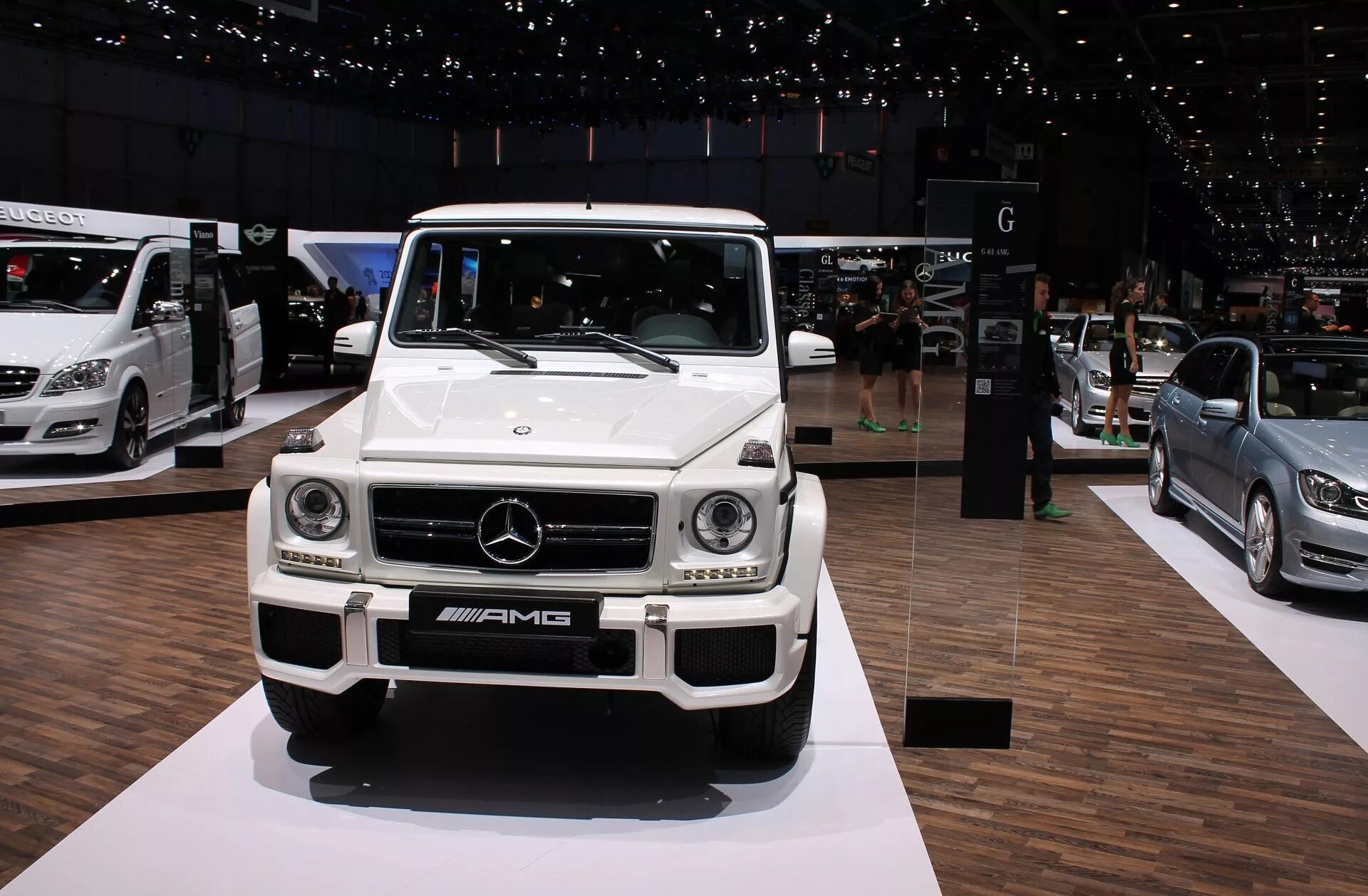 Mercedes benz mg g 63. Гелик автосалон. Mercedes benz g63 amg черный брабус. Комплектация мерседес amg g 63. Mercedes g63 amg салон.